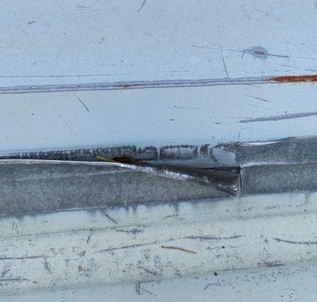 防水テープの劣化　折板屋根　雨漏り